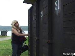 Катя ощутила мясистую плоть в своей тугой попке