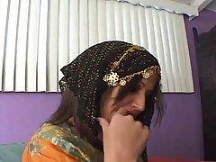 Принялся доводить любимую до сексуальной истерики