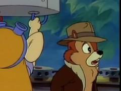 Массажист начал массировать спинку, поясницу и попку девушки