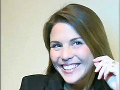 Уселась на член своего любовника и начала быстро двигаться