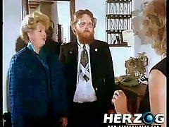 Парень в чёрной маске дрочит член в соседском огороде