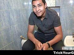 Смазливая милашка и чернокожий парень Смазливая милашка и чернокожий парень