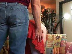 Кувыркаются на диване