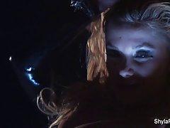 Роскошная медсестра с двумя санитарами