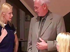 Красиво трахается на заднем сидении такси