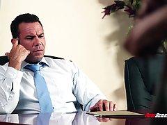 Рыжеволосая дама в эротических чулочках