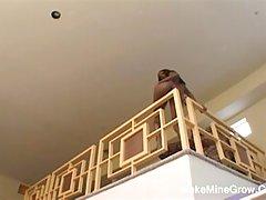 Водитель предлагает ей побаловаться с его членом