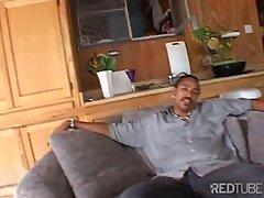 Модель показывает свою восхитительную грудь Модель показывает свою восхитительную грудь