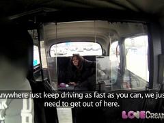 Подняла коротенькое платье и показала дырочку