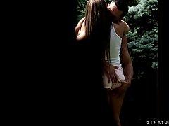 Парень энергично работает, а девка стонет