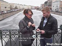 Молодая брюнетка Кристи на порно кастинге